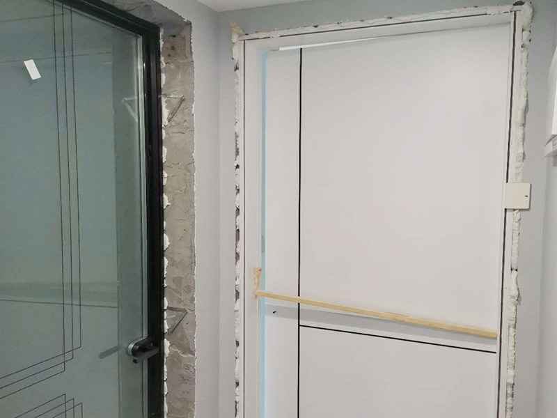 臥室木門(mén)安裝：首先要組裝門(mén)套。在上一個(gè)木門(mén)安裝步驟中我們已經(jīng)將木門(mén)的各個(gè)部件整理好了，所以此時(shí)只需要將門(mén)套與立板根據(jù)編號(hào)接合。接下來(lái)將門(mén)套安裝進(jìn)門(mén)洞里。應(yīng)該先將門(mén)套的四周固定好，要注意門(mén)套是否與地面垂直，這時(shí)候的木門(mén)安裝標(biāo)準(zhǔn)是垂直誤差不可以超過(guò)2mm,水平誤差不允許超過(guò)1mm。然后就是安裝門(mén)扇了，密封條一定要做好。最后是安裝五金，包括門(mén)鎖、合頁(yè)、門(mén)吸等，一定要確保靈活、牢固。