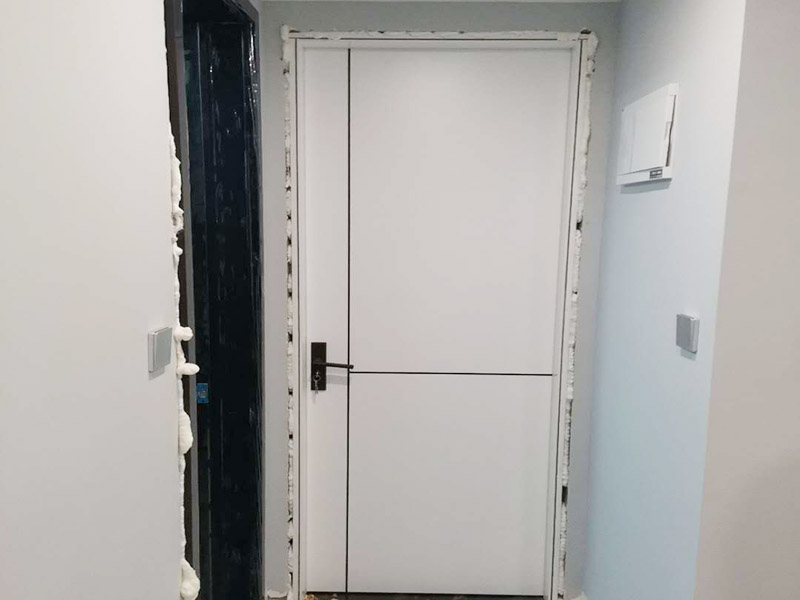 臥室木門(mén)安裝：首先要組裝門(mén)套。在上一個(gè)木門(mén)安裝步驟中我們已經(jīng)將木門(mén)的各個(gè)部件整理好了，所以此時(shí)只需要將門(mén)套與立板根據(jù)編號(hào)接合。接下來(lái)將門(mén)套安裝進(jìn)門(mén)洞里。應(yīng)該先將門(mén)套的四周固定好，要注意門(mén)套是否與地面垂直，這時(shí)候的木門(mén)安裝標(biāo)準(zhǔn)是垂直誤差不可以超過(guò)2mm,水平誤差不允許超過(guò)1mm。然后就是安裝門(mén)扇了，密封條一定要做好。最后是安裝五金，包括門(mén)鎖、合頁(yè)、門(mén)吸等，一定要確保靈活、牢固。