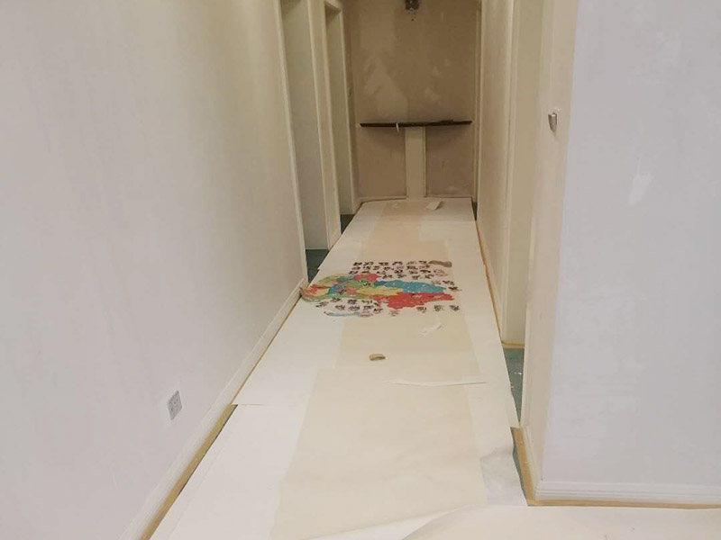 全屋舊墻紙撕除案例：1：在墻面頂部選一塊不顯眼的角落，用美工刀的刀尖將墻紙掀起。2：盡量貼近墻面，捏住墻紙的一角，試著將其從墻面上揭下。朝著自己的方向?qū)垊冸x墻面，這樣更容易揭下墻紙。 用美工刀、剃刀片或墻紙刮刀(一種專用工具，在墻紙店可以買到)，沿水平方向?qū)⑴f墻紙割開(kāi)，讓溫肥皂水或墻紙剝除劑滲到墻紙的后面，軟化粘合劑，然后就可以從石膏墻上撕除或刮除墻紙了。如要噴涂墻紙剝除劑，需戴上粉刷工面罩，以免吸入化學(xué)氣體。