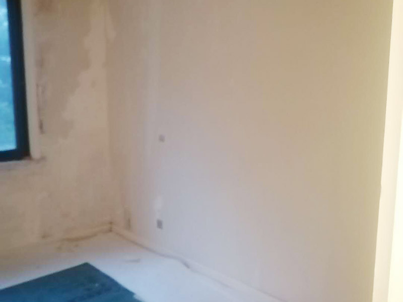 全屋舊墻紙撕除案例：1：在墻面頂部選一塊不顯眼的角落，用美工刀的刀尖將墻紙掀起。2：盡量貼近墻面，捏住墻紙的一角，試著將其從墻面上揭下。朝著自己的方向?qū)垊冸x墻面，這樣更容易揭下墻紙。 用美工刀、剃刀片或墻紙刮刀(一種專用工具，在墻紙店可以買到)，沿水平方向?qū)⑴f墻紙割開(kāi)，讓溫肥皂水或墻紙剝除劑滲到墻紙的后面，軟化粘合劑，然后就可以從石膏墻上撕除或刮除墻紙了。如要噴涂墻紙剝除劑，需戴上粉刷工面罩，以免吸入化學(xué)氣體。