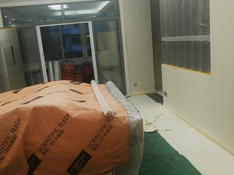 全屋舊墻紙撕除案例：1：在墻面頂部選一塊不顯眼的角落，用美工刀的刀尖將墻紙掀起。2：盡量貼近墻面，捏住墻紙的一角，試著將其從墻面上揭下。朝著自己的方向?qū)垊冸x墻面，這樣更容易揭下墻紙。 用美工刀、剃刀片或墻紙刮刀(一種專用工具，在墻紙店可以買到)，沿水平方向?qū)⑴f墻紙割開(kāi)，讓溫肥皂水或墻紙剝除劑滲到墻紙的后面，軟化粘合劑，然后就可以從石膏墻上撕除或刮除墻紙了。如要噴涂墻紙剝除劑，需戴上粉刷工面罩，以免吸入化學(xué)氣體。