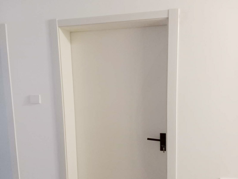 臥室套裝門安裝：到工地后，先清理干凈門洞及安裝現(xiàn)場，測量好門洞尺寸，再心中計劃好安裝方式，把門扇尺寸測量好，門頂板一般比實際門洞尺寸長20-50 mm、裝門空隙6-8mm，用門頂板以門扇現(xiàn)場尺寸一邊釘2顆釘，把門框固定，把門洞的上下對角也用手唑打平。門框左右兩邊各釘四片拉片，把門框放入門洞內(nèi)，頂板中間前后各釘2片拉片。把門框放入門洞中央，兩邊分均勻，并用木屑把兩邊門框跟門洞之間的空隙，把合頁裝上門扇，注意好門扇與門框的平整度（留好線條位置），把門扇裝在固定的門框上，關(guān)好門，試好能否開關(guān)自如，門頂板是否合適，另一邊板上下是否合線，用木屑墊平門框，全部固定再試好門扇是否關(guān)開自如。