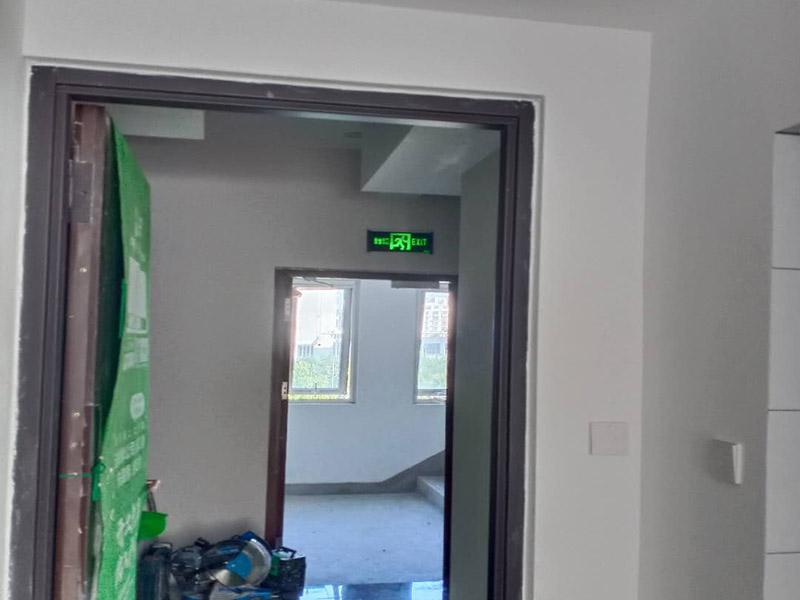 臥室套裝門安裝：到工地后，先清理干凈門洞及安裝現(xiàn)場，測量好門洞尺寸，再心中計劃好安裝方式，把門扇尺寸測量好，門頂板一般比實際門洞尺寸長20-50 mm、裝門空隙6-8mm，用門頂板以門扇現(xiàn)場尺寸一邊釘2顆釘，把門框固定，把門洞的上下對角也用手唑打平。門框左右兩邊各釘四片拉片，把門框放入門洞內(nèi)，頂板中間前后各釘2片拉片。把門框放入門洞中央，兩邊分均勻，并用木屑把兩邊門框跟門洞之間的空隙，把合頁裝上門扇，注意好門扇與門框的平整度（留好線條位置），把門扇裝在固定的門框上，關(guān)好門，試好能否開關(guān)自如，門頂板是否合適，另一邊板上下是否合線，用木屑墊平門框，全部固定再試好門扇是否關(guān)開自如。