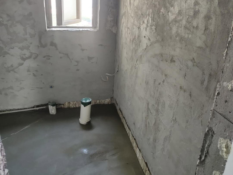 衛(wèi)生間地面找平施工：若地面基層尚可的情況下，可考慮選擇石膏地面找平法。因?yàn)榈孛嬲w還算平整，只有局部不平，使用這種方法可不增高地面，對(duì)層高不會(huì)有任何影響。而且施工簡單、快速，容易干燥。不過，不適合大面積地面找平。開始地面找平的第一步，對(duì)地面基層進(jìn)行打磨處理，然后涂刷一遍界面劑，干燥后繼續(xù)涂刷第二遍;接著調(diào)配自流平水泥，使用工具來推，并借助滾筒工具來壓均勻，最后要保護(hù)地面等待完全干燥。