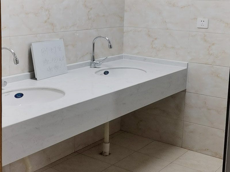 浴室洗手臺(tái)裝修：不管是哪種獨(dú)立洗手臺(tái)，安裝的高度都非常重要，若是水龍頭的水流過強(qiáng)，而你的獨(dú)立洗手臺(tái)的深度很淺的話，這時(shí)候水就會(huì)濺到你身上了。所在安裝的時(shí)候必須留有足夠的深度，同時(shí)底部也要有適當(dāng)?shù)幕《?，給水流一個(gè)緩沖的時(shí)間。挑好獨(dú)立洗手臺(tái)后，要安排好排水和水管的位置，看獨(dú)立洗手臺(tái)與管道連接是否牢固，否則的話管道不通，還有另外接到好幾條管道。