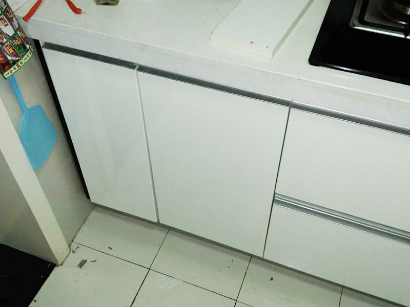 櫥柜門更換維修：首先要固定上軌道。軌道前飾面與柜櫥表面在同一平面，上導(dǎo)軌平放在預(yù)留位置。然后，將兩扇門放入導(dǎo)軌，使用水平或垂直尺測(cè)量門框的垂直度，調(diào)整上下導(dǎo)軌位置并固定。再次檢查門體是否與兩面平行，我們可以調(diào)整底輪，調(diào)整門體，達(dá)到邊框和兩邊的水平；最后將防跳裝置固定好。