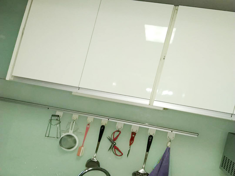 櫥柜門更換維修：首先要固定上軌道。軌道前飾面與柜櫥表面在同一平面，上導(dǎo)軌平放在預(yù)留位置。然后，將兩扇門放入導(dǎo)軌，使用水平或垂直尺測(cè)量門框的垂直度，調(diào)整上下導(dǎo)軌位置并固定。再次檢查門體是否與兩面平行，我們可以調(diào)整底輪，調(diào)整門體，達(dá)到邊框和兩邊的水平；最后將防跳裝置固定好。