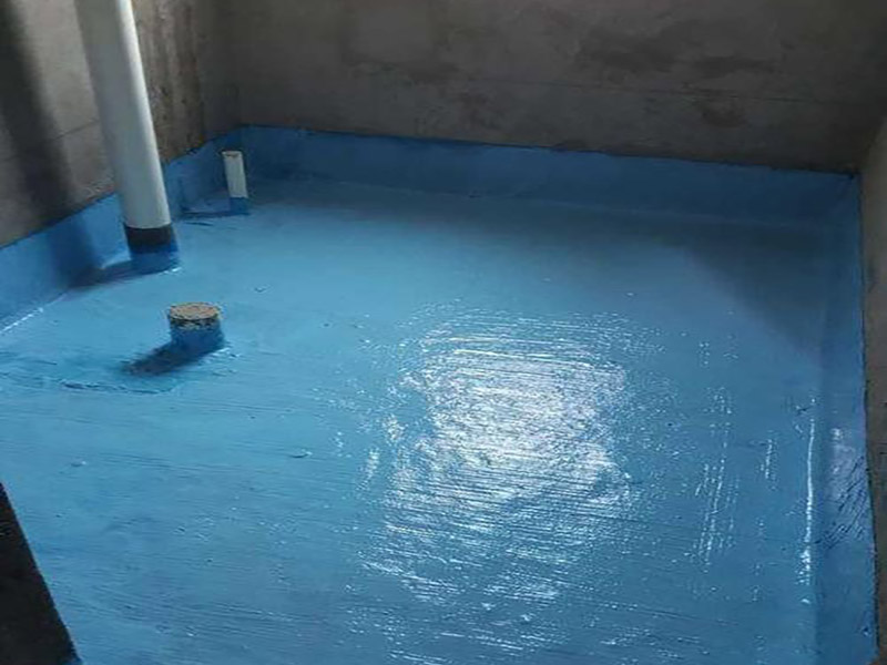 廁所防水重裝施工：使用毛刷、刮刀或鏟子等工具，將需重新做防水位置的基層清理干凈，原防水層凸起的顆粒和地上的浮灰垃圾都要清理干凈。做好基層準(zhǔn)備工作后，先使用閃凝漿料將防水層封堵開槽管道縫，進(jìn)行填實(shí)抹平。對(duì)墻角、陰陽(yáng)角、管根、地漏等容易漏水的防水薄弱部位先進(jìn)行仔細(xì)均勻涂刷，使用滾刷進(jìn)行第一遍大面積涂刷防水涂料。