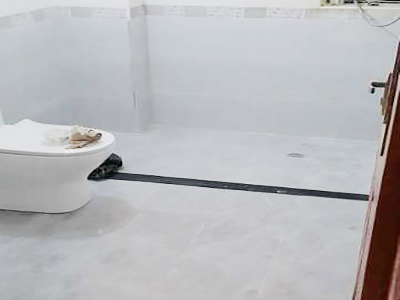 衛(wèi)生間貼磚裝修：先將所需材料準(zhǔn)備好，然后將水泥與建筑膠混合拌勻，用鏟刀將其鏟到地面刮平再將瓷磚鋪上刀壓實，這樣按照這樣的方式自上而下或自左而右來進行貼磚即可。 衛(wèi)生間在進行貼瓷磚時，首先要注意的就是防水方面的問題。因此，必須要在鋪磚之前就把衛(wèi)生間墻面與地面的防水做好，這樣就能避免鋪磚之后出現(xiàn)滲水漏水的現(xiàn)象。 貼磚過程中不要為了防水就把瓷磚縫隙留的太小，這樣很容易導(dǎo)致瓷磚熱脹冷縮，最好將瓷磚擠壞，到時候再想貼瓷磚就非常困難了。 瓷磚在使用之前泡水是為了在鋪貼過程中，它的粘度會更加牢固，但要注意有些商家是允許剩余的瓷磚可以退款的，但是如果是泡水了的話，就不能退了，所以不要將所有的瓷磚都泡水。