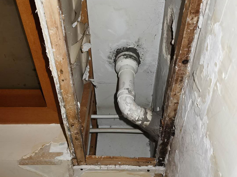 樓下水管漏水吊頂修補(bǔ)：先告知樓上的鄰居暫時(shí)不要用水，然后再來觀察水表的數(shù)據(jù)，如果水表一直在走，說明進(jìn)水管漏水，需要及時(shí)更換新的水管。樓上的鄰居可以持續(xù)往地漏放水，時(shí)間可以持續(xù)兩個(gè)小時(shí)左右，然后觀察樓下漏水是否嚴(yán)重，嚴(yán)重說明排水管漏水，及時(shí)更換新水管就OK。進(jìn)水管和排水管都沒有問題，肯定是防水層漏水。先關(guān)掉水閥，再把水管里的水放干，然后進(jìn)行閉水試驗(yàn)。防水層漏水可以選擇敲掉瓷磚重做防水來彌補(bǔ)。