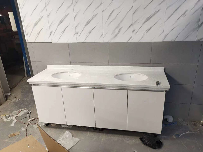 衛(wèi)生間馬桶臺盆安裝：首先要將臺盆安裝孔沿著切割線切割開后剪下，而且要和臺盆的尺寸進行確認，只有復(fù)核才能確保臺盆正好安裝進這個槽里。并且將開孔圖復(fù)制在臺面上，用筆在要切割的臺面上面開好孔線。將臺面開孔開好之后，就可以將臺面安裝好了，之后將臺盆放入臺面的切割孔內(nèi)，校正一下位置，并且用筆在臺盆的外邊緣在臺面上標記出輪廓。再取下臺盆，按照要求安裝好水孔頭等裝置。最后將玻璃膠打在臺盆的邊緣線和切割面之間的臺面上，將臺盆壓平，并且將擠壓出去的玻璃膠擦拭干凈。等到玻璃膠干了以后，再連接進水管和排水管，將所有的東西都安裝到位之后，再開啟水龍頭檢查各個接口是不是滲漏。