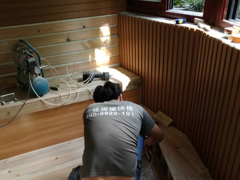 陽(yáng)臺(tái)裝修施工:在家庭裝修的設(shè)計(jì)中，雙陽(yáng)臺(tái)要分出主次，切忌&ldquo;一視同仁&rdquo;.與客廳、主臥相鄰的陽(yáng)臺(tái)是主陽(yáng)臺(tái)，功能以休閑為主。在裝飾材料的使用方面，也同客廳區(qū)別不大。較為常用的材料有強(qiáng)化木地板、地磚等，如果封閉做得好，還可以鋪地毯。墻面和頂部一般使用內(nèi)墻乳膠漆，品種和款式要與客廳、主臥相符。次陽(yáng)臺(tái)一般與廚房相鄰，或與客廳、主臥外的房間相通。次陽(yáng)臺(tái)的功用主要是儲(chǔ)物、晾衣等。因此，這個(gè)陽(yáng)臺(tái)裝修時(shí)可以不封裝，地面要采用不怕水的防滑地磚，頂部和墻壁采用外墻涂料。為了方便儲(chǔ)物，次陽(yáng)臺(tái)上可以安置幾個(gè)儲(chǔ)物柜，以便存放雜物。