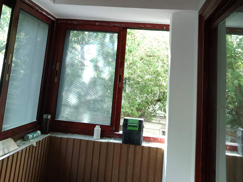 陽(yáng)臺(tái)裝修施工:在家庭裝修的設(shè)計(jì)中，雙陽(yáng)臺(tái)要分出主次，切忌&ldquo;一視同仁&rdquo;.與客廳、主臥相鄰的陽(yáng)臺(tái)是主陽(yáng)臺(tái)，功能以休閑為主。在裝飾材料的使用方面，也同客廳區(qū)別不大。較為常用的材料有強(qiáng)化木地板、地磚等，如果封閉做得好，還可以鋪地毯。墻面和頂部一般使用內(nèi)墻乳膠漆，品種和款式要與客廳、主臥相符。次陽(yáng)臺(tái)一般與廚房相鄰，或與客廳、主臥外的房間相通。次陽(yáng)臺(tái)的功用主要是儲(chǔ)物、晾衣等。因此，這個(gè)陽(yáng)臺(tái)裝修時(shí)可以不封裝，地面要采用不怕水的防滑地磚，頂部和墻壁采用外墻涂料。為了方便儲(chǔ)物，次陽(yáng)臺(tái)上可以安置幾個(gè)儲(chǔ)物柜，以便存放雜物。