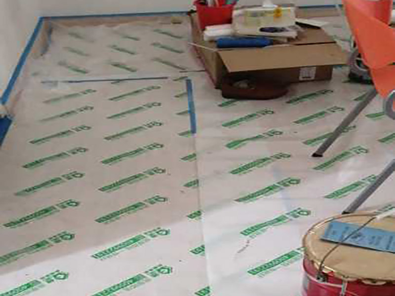 地面成品保護(hù)：入戶門扇用公司統(tǒng)一的門貼進(jìn)行全面包裹保護(hù)，用透明膠帶將保護(hù)膜粘貼牢固平整。 用標(biāo)準(zhǔn)保護(hù)膜將門框三面保護(hù)完整并固定牢固。 工程完工后拆除保護(hù)膜時(shí)如果有粘貼時(shí)的膠痕，應(yīng)用酒精或?qū)Ｓ玫那逦蹌┣宄z痕。 木地板施工前，將地面用吸塵器清理干凈。 木地板施工后，用產(chǎn)品自帶的防潮墊或標(biāo)準(zhǔn)保護(hù)在通道鋪貼進(jìn)行保護(hù)。