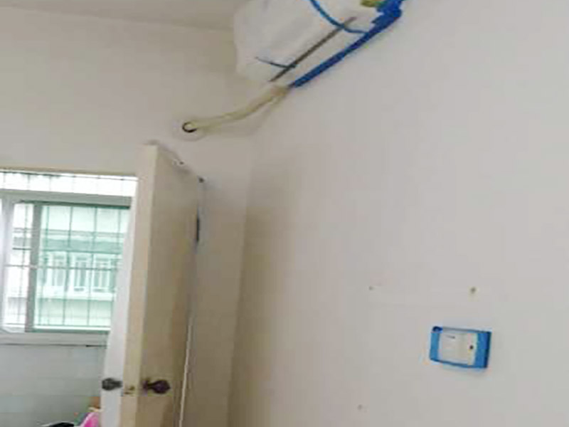 地面成品保護(hù)：入戶門扇用公司統(tǒng)一的門貼進(jìn)行全面包裹保護(hù)，用透明膠帶將保護(hù)膜粘貼牢固平整。 用標(biāo)準(zhǔn)保護(hù)膜將門框三面保護(hù)完整并固定牢固。 工程完工后拆除保護(hù)膜時(shí)如果有粘貼時(shí)的膠痕，應(yīng)用酒精或?qū)Ｓ玫那逦蹌┣宄z痕。 木地板施工前，將地面用吸塵器清理干凈。 木地板施工后，用產(chǎn)品自帶的防潮墊或標(biāo)準(zhǔn)保護(hù)在通道鋪貼進(jìn)行保護(hù)。