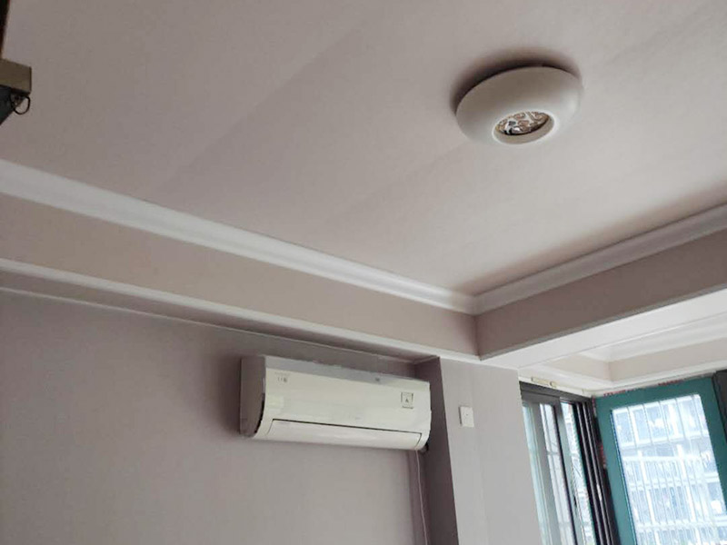 墻面乳膠漆粉刷造型：1、排刷是最省料，但比較費(fèi)時(shí)間，當(dāng)然慢工細(xì)活還是不錯(cuò)的，墻面效果最后是平的。由于乳膠涂料干燥較快，每個(gè)刷涂面應(yīng)盡量一次完成，否則易產(chǎn)生接痕。手動(dòng)刷時(shí)，必須從一個(gè)點(diǎn)開始，按順序開始，不要東油一下，西油一下，這樣容易漏刷或者出來的效果會(huì)不均勻，難看。當(dāng)手刷時(shí)，沾的油漆不要過多，剛好不會(huì)掉下來為好，否則容易刷墻出現(xiàn)&ldquo;落淚&rdquo;的現(xiàn)象。 2、棍刷進(jìn)行滾的作業(yè)，在效果各方面都是比較普通的，浪費(fèi)乳膠漆程度比較厲害，也不是效果最好，但是相對而言，這是性價(jià)比較高的施工方式。輥涂時(shí)，為避免輥?zhàn)雍圹E，搭接寬度為毛輥長度的1/4，一般輥涂兩遍，夏季其間隔應(yīng)2小時(shí)以上，冬季可能需要多點(diǎn)時(shí)間。 3、噴槍的效果會(huì)比較好，會(huì)出現(xiàn)墻面的顆粒狀，比較自然，速度快，省時(shí)，但是不太容易修補(bǔ)。噴涂時(shí)手握噴槍要平穩(wěn)，噴嘴距離墻面距離最好是30-50厘米，不能太近或過遠(yuǎn)。噴槍有規(guī)律地移動(dòng)，橫、縱向呈S形涂墻面。一般每分鐘應(yīng)在400~600毫米間勻速運(yùn)動(dòng)。要注意接茬部位顏色一致、厚薄均勻，且要防止漏噴、流淌。 4、批的效果最好，但最費(fèi)料。不過，批的話可以不要太好的涂料，普通的乳膠漆批出來的效果也很好。