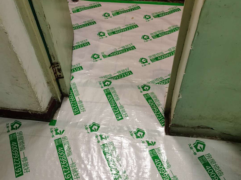 全屋成品保護(hù)：入戶門扇用公司統(tǒng)一的門貼進(jìn)行全面包裹保護(hù)，用透明膠帶將保護(hù)膜粘貼牢固平整。 用標(biāo)準(zhǔn)保護(hù)膜將門框三面保護(hù)完整并固定牢固。 工程完工后拆除保護(hù)膜時(shí)如果有粘貼時(shí)的膠痕，應(yīng)用酒精或?qū)Ｓ玫那逦蹌┣宄z痕。 潔具安裝后將其用原包裝紙箱進(jìn)行封閉或用闊達(dá)標(biāo)準(zhǔn)保護(hù)膜包裹嚴(yán)密。 花灑、龍頭等潔具五金用原產(chǎn)品配套的保護(hù)膜進(jìn)行包裹或用成品保護(hù)膜包裹嚴(yán)密。 木地板施工前，將地面用吸塵器清理干凈。 木地板施工后，用產(chǎn)品自帶的防潮墊或標(biāo)準(zhǔn)保護(hù)在通道鋪貼進(jìn)行保護(hù)。