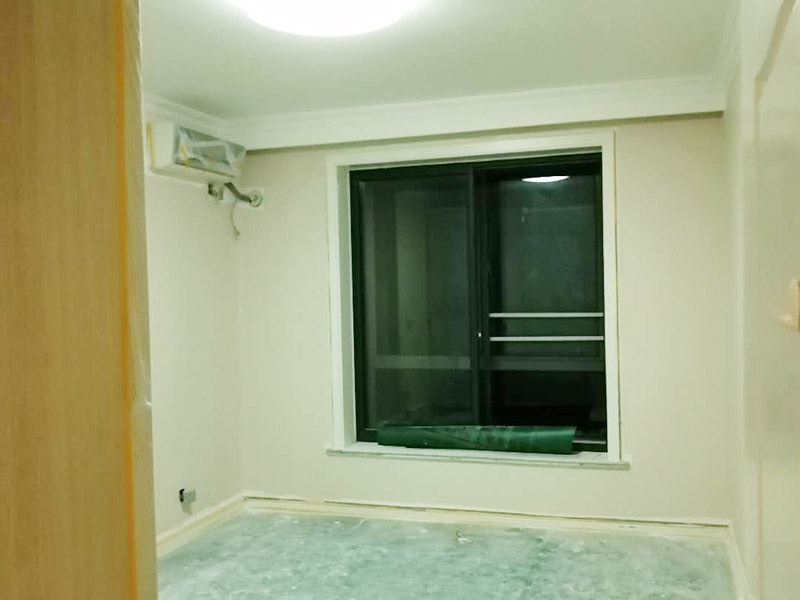 墻面乳膠漆粉刷：首先，我們先開始刷底漆，讓其起到一個(gè)改善墻面表層屬性以增強(qiáng)墻面吸附力的作用，之后在上漆效果會更好; 在施工時(shí)，如果你覺得墻面還是不夠細(xì)膩，仍然有一些小顆粒的話，你可以用600#的水砂輕微的清理一下墻面; 第一遍油漆刷完之后，隔2-4小時(shí)再刷一次，之后也是這樣循環(huán)。有的小伙伴會說，時(shí)間概念不強(qiáng)，那可以用手指去壓一下，沒有粘稠感的話，就可以再次上漆了。