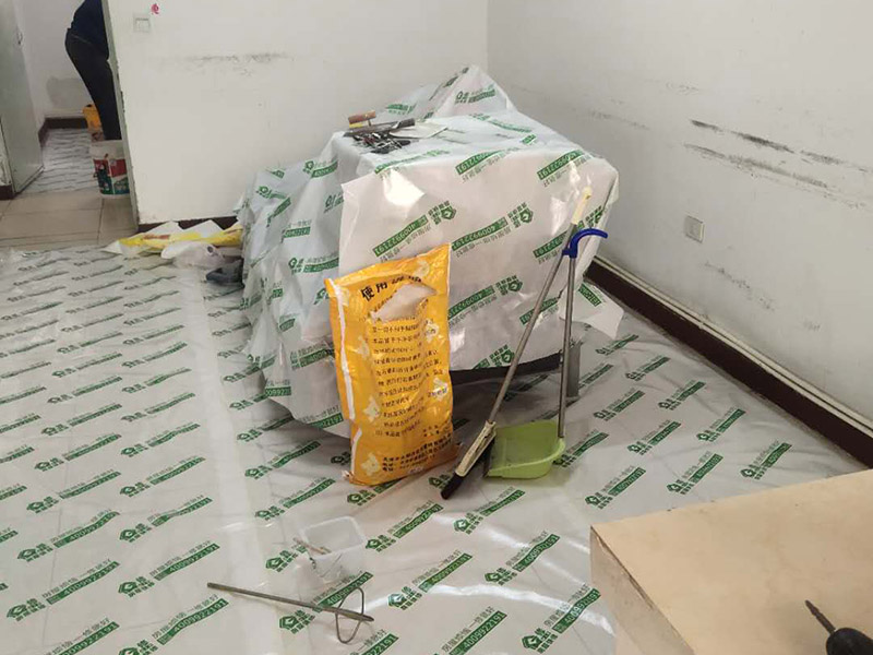 地板家具成品保護(hù)：各類裝修物料的進(jìn)場(chǎng)、建筑裝修垃圾的清理都必須經(jīng)過(guò)入戶門。在對(duì)物品進(jìn)行搬運(yùn)時(shí)，難免會(huì)與入戶門發(fā)生磕碰及摩擦。水電改造是基礎(chǔ)裝修，水電裝修的質(zhì)量好壞，直接決定著后期的施工和使用。因此，在進(jìn)行水電改造時(shí)，同樣需要做好成品保護(hù)工作。水電改造完成后，應(yīng)當(dāng)對(duì)各種管線進(jìn)行規(guī)范的固定，以防脫落;對(duì)裸露的線頭要進(jìn)行包裹，以防發(fā)生觸電的危險(xiǎn);做好地面裸線管的固定和保護(hù)，防止被踩壞。同時(shí)，在搬運(yùn)物料時(shí)，也不要破壞地面鋪設(shè)的管線。進(jìn)行裝修施工時(shí)，磁環(huán)邊鋪邊勾縫，在崗鋪設(shè)的瓷磚、地板上堆放雜物、走動(dòng)踩踏，地板沒(méi)有使用成品保護(hù)膜覆蓋等都會(huì)影響瓷磚及地板的鋪貼效果，使瓷磚出現(xiàn)施工質(zhì)量問(wèn)題。