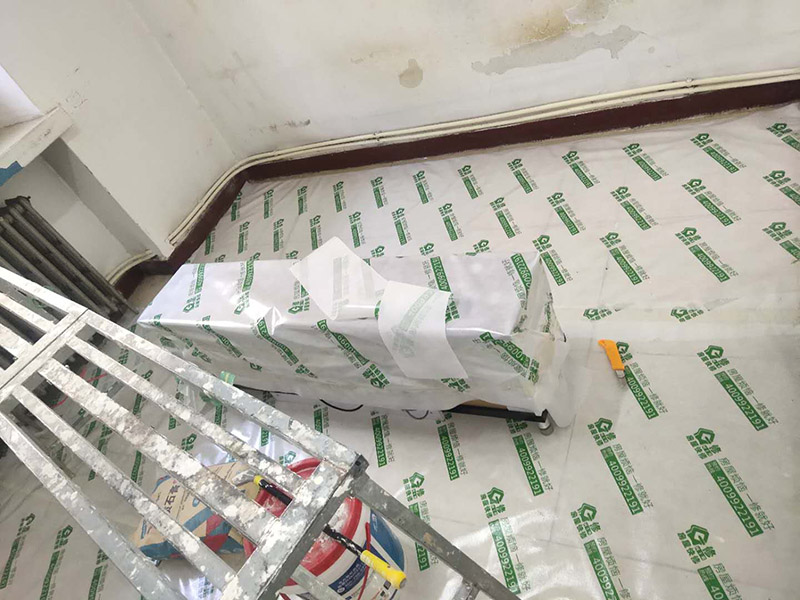 地板家具成品保護(hù)：各類裝修物料的進(jìn)場(chǎng)、建筑裝修垃圾的清理都必須經(jīng)過(guò)入戶門。在對(duì)物品進(jìn)行搬運(yùn)時(shí)，難免會(huì)與入戶門發(fā)生磕碰及摩擦。水電改造是基礎(chǔ)裝修，水電裝修的質(zhì)量好壞，直接決定著后期的施工和使用。因此，在進(jìn)行水電改造時(shí)，同樣需要做好成品保護(hù)工作。水電改造完成后，應(yīng)當(dāng)對(duì)各種管線進(jìn)行規(guī)范的固定，以防脫落;對(duì)裸露的線頭要進(jìn)行包裹，以防發(fā)生觸電的危險(xiǎn);做好地面裸線管的固定和保護(hù)，防止被踩壞。同時(shí)，在搬運(yùn)物料時(shí)，也不要破壞地面鋪設(shè)的管線。進(jìn)行裝修施工時(shí)，磁環(huán)邊鋪邊勾縫，在崗鋪設(shè)的瓷磚、地板上堆放雜物、走動(dòng)踩踏，地板沒(méi)有使用成品保護(hù)膜覆蓋等都會(huì)影響瓷磚及地板的鋪貼效果，使瓷磚出現(xiàn)施工質(zhì)量問(wèn)題。