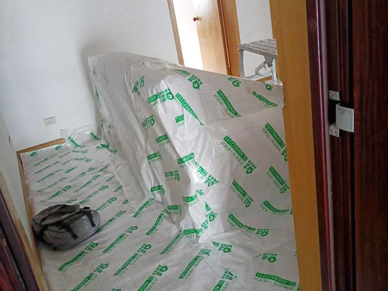 客廳頂部鏟除重做:1.把屋面的涂料層連帶基層一起鏟掉，2.刮底層石膏找平3.刮墻面膩子再找平4.用砂紙把屋面打麼平整 5，刷抗堿底漆 6，刷面漆找專業(yè)的油漆工讓他幫助你完成此項作業(yè) 頂部清理、涂刷白乳膠、刮粉刷石膏3遍、刮膩子3遍、砂紙打磨、刷乳膠漆2遍。