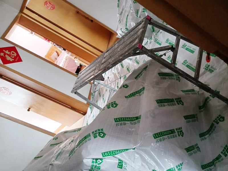 客廳頂部鏟除重做:1.把屋面的涂料層連帶基層一起鏟掉，2.刮底層石膏找平3.刮墻面膩子再找平4.用砂紙把屋面打麼平整 5，刷抗堿底漆 6，刷面漆找專業(yè)的油漆工讓他幫助你完成此項作業(yè) 頂部清理、涂刷白乳膠、刮粉刷石膏3遍、刮膩子3遍、砂紙打磨、刷乳膠漆2遍。