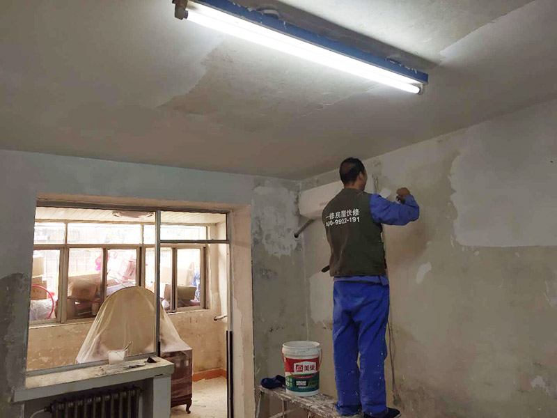 墻面刮膩子刷漆：在進行刮膩子刷墻的時候，首先需要將空間中的物品進行搬移，如果物品不方便搬運的話，則需要使用專門的保護膜進行覆蓋，以免施工造成油漆滴落到物品上，地面則需要報紙或硬紙殼來進行遮擋。 需要對施工區(qū)域進行基層處理，將墻面脫落或是翹起的地方進行逐步清理，并使用水泥砂漿來進行填補，如果出現(xiàn)大面積的問題，建議墻皮全部鏟除干凈。有裂縫的地方，可以直接在上面鋪貼網(wǎng)格布，進行防裂處理，以免日后再次開裂?；鶎忧謇砀蓛艉?，則需要進行界面劑的涂刷工作，這是為了增加膩子和基層的粘結(jié)效果，一定要刷均勻仔細，不放過邊角。 刮膩子是為了讓墻面更加水平光滑，如果購買的是成品的膩子，直接加入清水攪拌就可以使用了。需要注意的是膩子的涂刮應(yīng)均勻，保持薄厚一致，不平整的地方可以多刮幾遍，讓區(qū)域平整。膩子涂刮好后，還需要使用砂紙來進行打磨，應(yīng)用燈光照射來進行打磨，這樣方便查看施工區(qū)域的平整度。