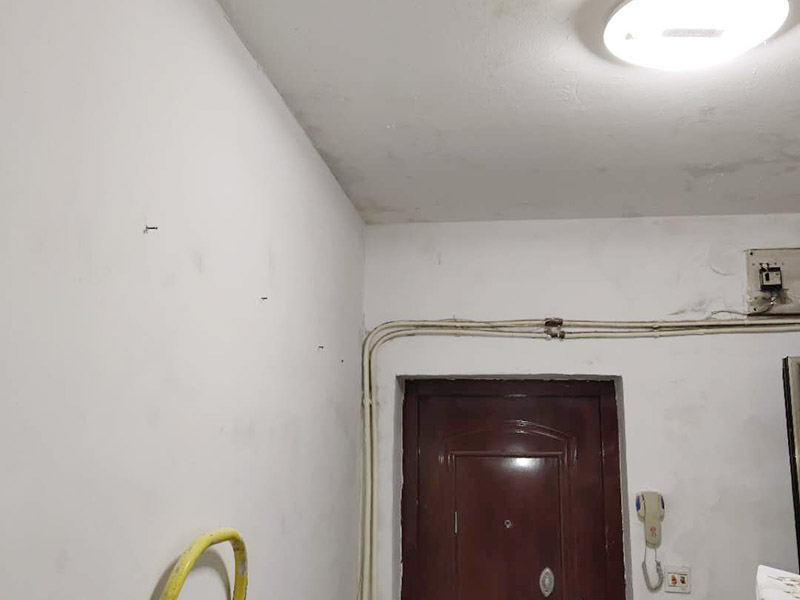 墻面刮膩子刷漆：在進行刮膩子刷墻的時候，首先需要將空間中的物品進行搬移，如果物品不方便搬運的話，則需要使用專門的保護膜進行覆蓋，以免施工造成油漆滴落到物品上，地面則需要報紙或硬紙殼來進行遮擋。 需要對施工區(qū)域進行基層處理，將墻面脫落或是翹起的地方進行逐步清理，并使用水泥砂漿來進行填補，如果出現(xiàn)大面積的問題，建議墻皮全部鏟除干凈。有裂縫的地方，可以直接在上面鋪貼網(wǎng)格布，進行防裂處理，以免日后再次開裂。基層清理干凈后，則需要進行界面劑的涂刷工作，這是為了增加膩子和基層的粘結(jié)效果，一定要刷均勻仔細，不放過邊角。 刮膩子是為了讓墻面更加水平光滑，如果購買的是成品的膩子，直接加入清水攪拌就可以使用了。需要注意的是膩子的涂刮應(yīng)均勻，保持薄厚一致，不平整的地方可以多刮幾遍，讓區(qū)域平整。膩子涂刮好后，還需要使用砂紙來進行打磨，應(yīng)用燈光照射來進行打磨，這樣方便查看施工區(qū)域的平整度。