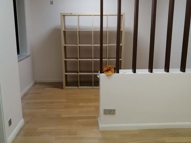 乳膠漆翻新裝修：1、使用吸塵器進(jìn)行除塵工序，利用吸塵器的毛刷充分摩擦被清潔表面，去除灰塵。 2、對于局部污染或是有油漬的地方，需要使用聚氨酯稀釋劑來清洗。 3、局部有霉藻的部位，需要使用防霉溶液清洗，晾干或噴濕后鏟除。 4、對于已經(jīng)剝落或是破損的地方，先將破損部位松動(dòng)的部分打磨掉，清理干凈，再使用柔性膩?zhàn)舆M(jìn)行修補(bǔ)。待表面修補(bǔ)平整后，再涂裝底漆。5、先將破損、松動(dòng)的部分清理干凈，使用柔性膩?zhàn)舆M(jìn)行修補(bǔ)，表面修補(bǔ)平整后涂裝805膠水。 6、在涂刷膠水的基層上滿刮膩?zhàn)痈唷?7、涂刷底漆，要均勻涂刷一遍，要求無露底、流墜現(xiàn)象。 8、 涂刷面漆， 均勻涂刷兩遍，待靠前遍干燥后涂刷第二遍，要求無露底、流墜。