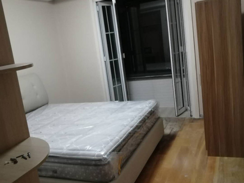 乳膠漆翻新裝修：1、使用吸塵器進(jìn)行除塵工序，利用吸塵器的毛刷充分摩擦被清潔表面，去除灰塵。 2、對于局部污染或是有油漬的地方，需要使用聚氨酯稀釋劑來清洗。 3、局部有霉藻的部位，需要使用防霉溶液清洗，晾干或噴濕后鏟除。 4、對于已經(jīng)剝落或是破損的地方，先將破損部位松動(dòng)的部分打磨掉，清理干凈，再使用柔性膩?zhàn)舆M(jìn)行修補(bǔ)。待表面修補(bǔ)平整后，再涂裝底漆。5、先將破損、松動(dòng)的部分清理干凈，使用柔性膩?zhàn)舆M(jìn)行修補(bǔ)，表面修補(bǔ)平整后涂裝805膠水。 6、在涂刷膠水的基層上滿刮膩?zhàn)痈唷?7、涂刷底漆，要均勻涂刷一遍，要求無露底、流墜現(xiàn)象。 8、 涂刷面漆， 均勻涂刷兩遍，待靠前遍干燥后涂刷第二遍，要求無露底、流墜。