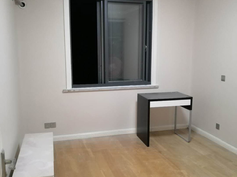 乳膠漆翻新裝修：1、使用吸塵器進(jìn)行除塵工序，利用吸塵器的毛刷充分摩擦被清潔表面，去除灰塵。 2、對于局部污染或是有油漬的地方，需要使用聚氨酯稀釋劑來清洗。 3、局部有霉藻的部位，需要使用防霉溶液清洗，晾干或噴濕后鏟除。 4、對于已經(jīng)剝落或是破損的地方，先將破損部位松動(dòng)的部分打磨掉，清理干凈，再使用柔性膩?zhàn)舆M(jìn)行修補(bǔ)。待表面修補(bǔ)平整后，再涂裝底漆。5、先將破損、松動(dòng)的部分清理干凈，使用柔性膩?zhàn)舆M(jìn)行修補(bǔ)，表面修補(bǔ)平整后涂裝805膠水。 6、在涂刷膠水的基層上滿刮膩?zhàn)痈唷?7、涂刷底漆，要均勻涂刷一遍，要求無露底、流墜現(xiàn)象。 8、 涂刷面漆， 均勻涂刷兩遍，待靠前遍干燥后涂刷第二遍，要求無露底、流墜。