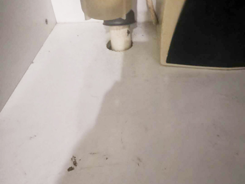 廚房水管漏水維修:如果是PVC的水管的話，就可以去買一根PVC的水管來自己接，先把壞了的那根管子割斷，把接口先套進(jìn)管子的一端，使另外的一端的割斷位置正好與接口的另外的一個(gè)口子齊平，使它剛好能夠弄直，然后把直接往這一端送，使兩端都有一定的交叉接著距離(長度)然后把它拆卸下來，用PVC膠水涂抹在直接的兩端內(nèi)側(cè)與兩個(gè)下水管的外側(cè)。