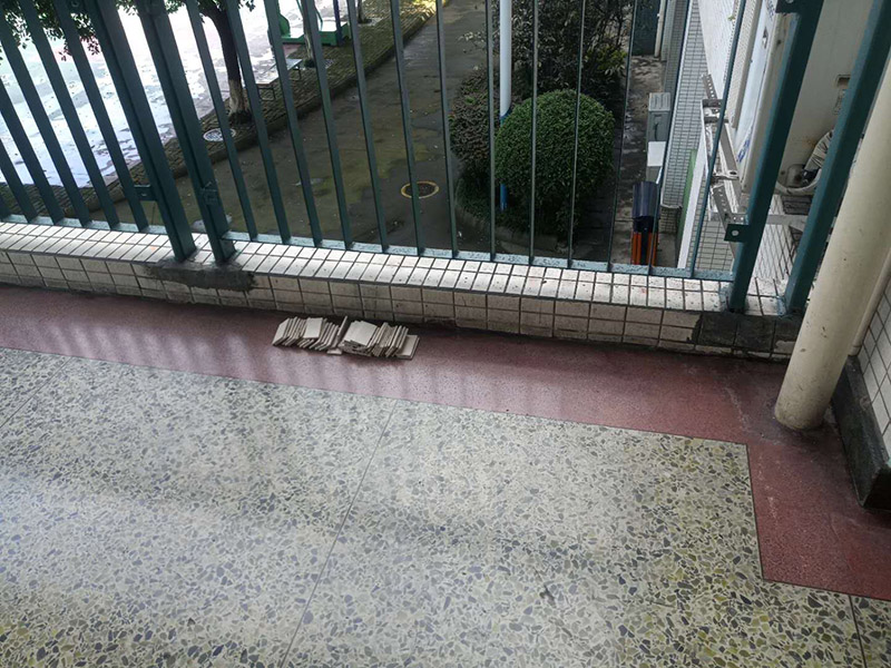 欄桿地磚修補(bǔ)維修：沿瓷磚四周邊緣清除嵌縫白水泥，小心地用小鑿子把破損的瓷磚清理干凈。又不想將四周瓷磚都換下，則可用裁玻璃的刀刻畫(huà)瓷磚的中間，將中間那部分瓷磚先鑿下來(lái)，然后用較鋒利的鋼鑿慢慢地將四周邊緣的碎瓷塊修理干凈。 2、瓷磚剝落后，底部的水泥砂漿將用鋼鑿子鑿開(kāi)，而力不能太重，否則其他完好的瓦片就會(huì)破碎。除塵后，將水應(yīng)用于濕表面。 3、瓷磚瓷磚應(yīng)先浸濕，在瓷磚背面吹一層107膠泥后，，然后用力按壓，并檢查新貼的瓷磚是否與所有圓形瓷磚齊平。 4、新瓷磚的接縫應(yīng)該用白色的水泥漿糊填充，并在瓷磚表面去除多余的水泥漿。