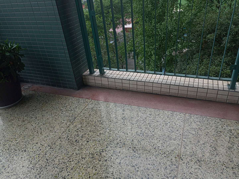 欄桿地磚修補(bǔ)維修：沿瓷磚四周邊緣清除嵌縫白水泥，小心地用小鑿子把破損的瓷磚清理干凈。又不想將四周瓷磚都換下，則可用裁玻璃的刀刻畫(huà)瓷磚的中間，將中間那部分瓷磚先鑿下來(lái)，然后用較鋒利的鋼鑿慢慢地將四周邊緣的碎瓷塊修理干凈。 2、瓷磚剝落后，底部的水泥砂漿將用鋼鑿子鑿開(kāi)，而力不能太重，否則其他完好的瓦片就會(huì)破碎。除塵后，將水應(yīng)用于濕表面。 3、瓷磚瓷磚應(yīng)先浸濕，在瓷磚背面吹一層107膠泥后，，然后用力按壓，并檢查新貼的瓷磚是否與所有圓形瓷磚齊平。 4、新瓷磚的接縫應(yīng)該用白色的水泥漿糊填充，并在瓷磚表面去除多余的水泥漿。