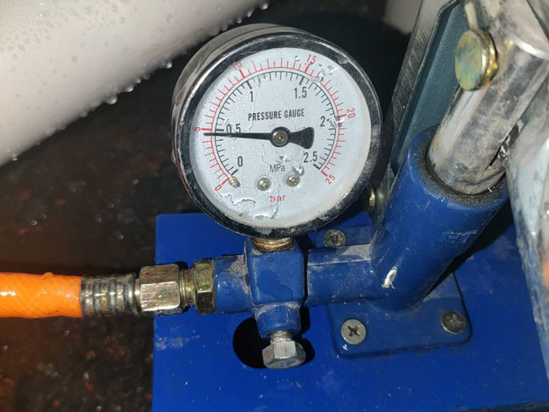 蹲便安裝,水管打壓維修:1、蹲便器的排污口和落水管的預(yù)留口涂上粘結(jié)劑或者膠泥。把蹲便器的排污口與落水管的預(yù)留口接駁好，校正蹲便器位置。砌磚固定蹲便器，要預(yù)留填碎石的缺口。 2、粘結(jié)劑干后，往蹲便器內(nèi)試沖水，觀察接口是否漏水。在地面和蹲便器之間填入碎石土，嚴(yán)禁真入水泥混凝土。用磚封閉缺口。在磚外面批水泥砂漿貼上瓷磚。 3、與蹲便器相配合安裝的沖水閥分為：手壓式?jīng)_水閥和腳踏式?jīng)_水閥。 4、與蹲便器相配合安裝的水箱，水箱安裝高度距離便器水圈1.8米，水壓要求0.14-0.55Mpa。