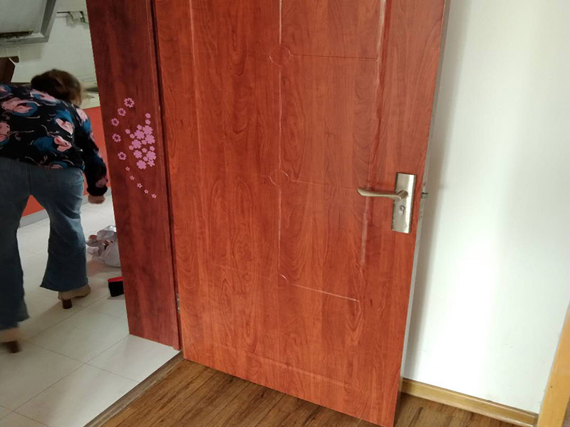 臥室木門維修:1.漆面表面劃傷用一只顏色與家具相同的普通的繪圖用蠟筆，在劃痕上劃一劃，使其與周邊漆面高度相同，再薄薄地涂上一層透明的清漆就可以了；2.油漆剝落修復(fù)，清漆家具表面小塊油漆剝落后可取同色廣告顏料涂補(bǔ)，再用清漆涂在表面，即完好如初3.裂縫填補(bǔ)用油灰和顏料拌勻后嵌入堵平，但要注意顏料要和原油灰的顏料、原油漆色彩一致，以防留下疤跡