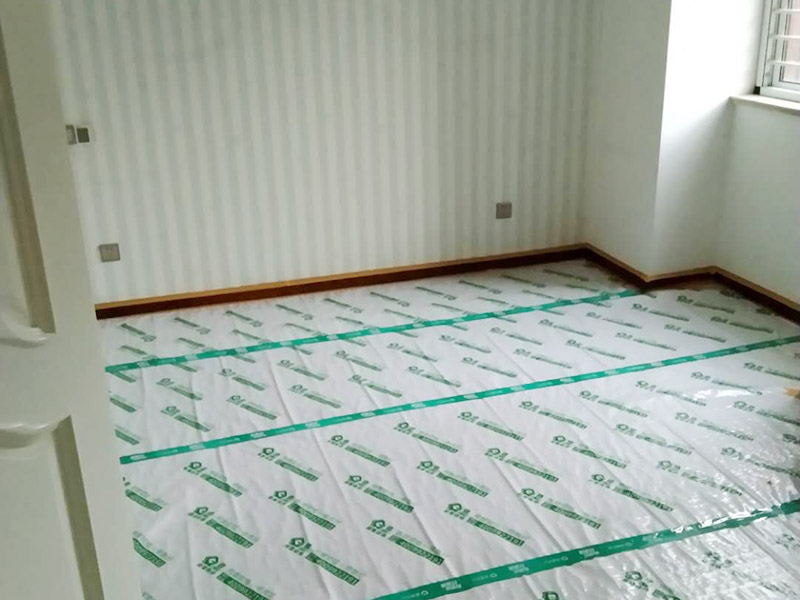 入戶(hù)門(mén)扇用公司統(tǒng)一的門(mén)貼進(jìn)行全面包裹保護(hù)，用透明膠帶將保護(hù)膜粘貼牢固平整。 2、用標(biāo)準(zhǔn)保護(hù)膜將門(mén)框三面保護(hù)完整并固定牢固。 3、工程完工后拆除保護(hù)膜時(shí)如果有粘貼時(shí)的膠痕，應(yīng)用酒精或?qū)Ｓ玫那逦蹌┣宄z痕。