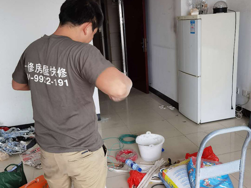 墻面打孔維修:1、 墻體打孔時要留心來回抽插，不要為了圖速度，留神干粉卡鉆。 2、墻體打孔時鉆頭一定要穩(wěn)，不要左搖右搖，因?yàn)槟銚u的一起，相當(dāng)于加大鉆頭的摩擦力。 3、不要想一炮終究，下壓時留心力度，難打時或下降緩慢時，一定要拔出鉆頭，調(diào)查是不是有磚頭芯斷在鉆頭內(nèi)。 4、沒有水管或水源時，最佳不要用把水加在鉆頭里再打這種方法鉆洞，因?yàn)橹恍枭倭康乃脑挘畷逊勰┱匙?，?gòu)成稀泥。增加鉆頭的摩擦力，這時比干打或水打都艱難。 5、需要注意的是，在進(jìn)行打孔施工之前要找專業(yè)的打孔公司或人員，不夠?qū)I(yè)的技術(shù)人不僅可能對墻體造成損傷，有可能還會發(fā)生意外事故，對業(yè)主的利益造成威脅。而在鉆孔工費(fèi)計(jì)算的時候，也要與施工方溝通好各個細(xì)節(jié)，加強(qiáng)監(jiān)督以免遭成追悔莫及的情況。