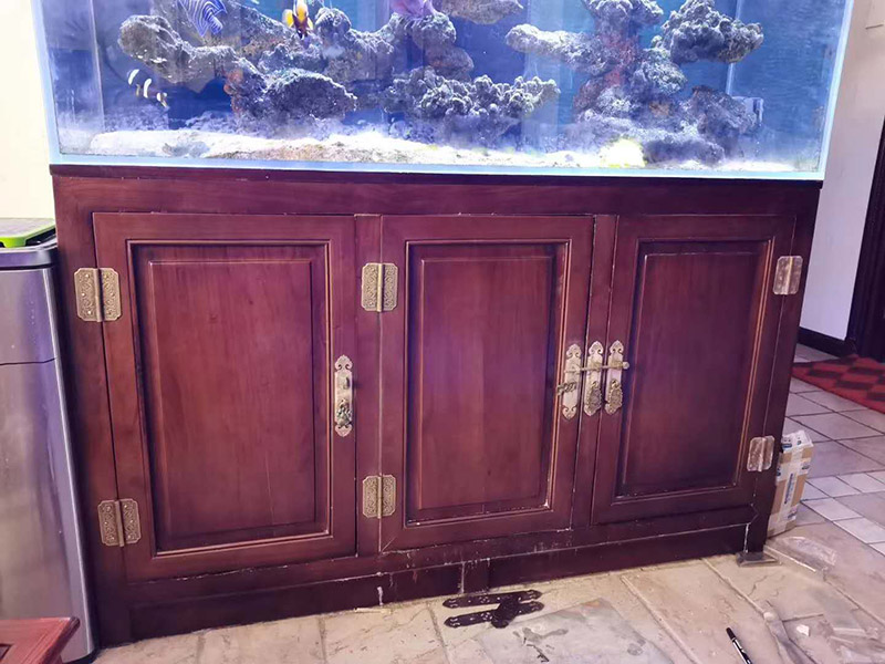 家具五金翻新安裝:1、取一個邊框和下封，用固定螺絲固定； 2、把du固定好的邊框放置地上，然后把移門板排列在邊框上面； 3、取另外一根邊框卡入排列好的移門板上，用螺絲固定下封和邊框； 4、卡入上封，用螺絲固定，同時固定好上滑輪； 5、上下螺絲都固定好后，用牽引螺絲把下滑輪固定在下封內(nèi)，完成安裝；