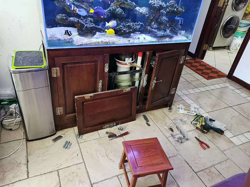 家具五金翻新安裝:1、取一個邊框和下封，用固定螺絲固定； 2、把du固定好的邊框放置地上，然后把移門板排列在邊框上面； 3、取另外一根邊框卡入排列好的移門板上，用螺絲固定下封和邊框； 4、卡入上封，用螺絲固定，同時固定好上滑輪； 5、上下螺絲都固定好后，用牽引螺絲把下滑輪固定在下封內(nèi)，完成安裝；