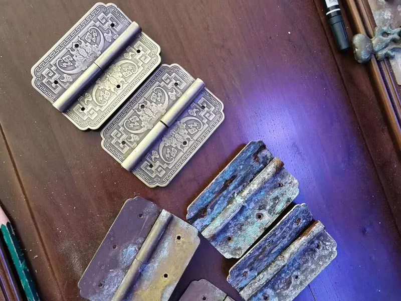 家具五金翻新安裝:1、取一個邊框和下封，用固定螺絲固定； 2、把du固定好的邊框放置地上，然后把移門板排列在邊框上面； 3、取另外一根邊框卡入排列好的移門板上，用螺絲固定下封和邊框； 4、卡入上封，用螺絲固定，同時固定好上滑輪； 5、上下螺絲都固定好后，用牽引螺絲把下滑輪固定在下封內(nèi)，完成安裝；