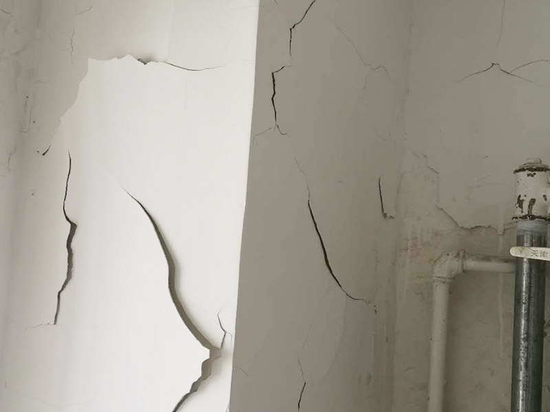 墻面空鼓起皮維修：起因可能是：1、抹灰前基層清理不干凈，不同材料的bai墻面連接未按照規(guī)范規(guī)定設(shè)置鋼絲網(wǎng);墻面澆水不透;外墻 粉刷墻面沒有分格或分格過大。 2、原材料質(zhì)量不符合要求(沙粒過細(xì)，含泥量大，水泥安定性不合要求);砂漿未攪拌均勻。 3、幾層凹凸偏差較大，一次抹灰過厚，沒有分層抹灰或各抹灰時(shí)間間隔太近;抹灰總厚度大于35mm時(shí)未采取加強(qiáng)措施。 4、各層抹灰層配合比相差過大，強(qiáng)度等級較高的水泥砂漿粉刷在強(qiáng)度等級較低的面層或?qū)嵒萆皾{面層上。 5、氣溫過高時(shí)，砂漿失水過快;抹灰后未適當(dāng)澆水養(yǎng)護(hù)。