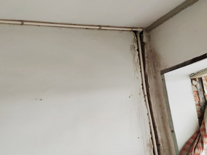 電路改造是重要的隱蔽工程之一，在施工中，電路改造的工序比較復雜，很容易會出現(xiàn)一些安全隱患，因此電路改造施工過程必須嚴格按規(guī)范進行。很多朋友在裝修的時候沒有考慮到入住后的實際需要，往往對電線插座的安裝掉以輕心。到了入住就后悔莫及。因此，裝修時考慮清楚，以免讓電線插座給入住留下裝修遺憾。