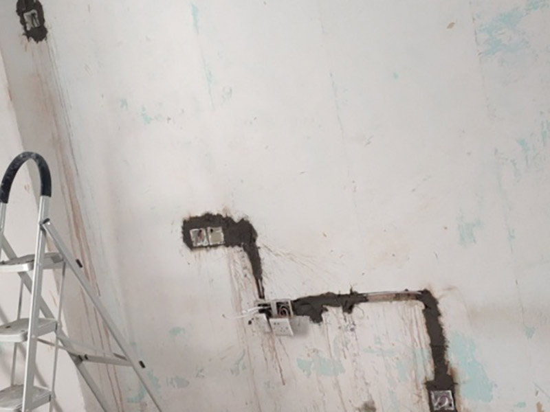 電路改造是重要的隱蔽工程之一，在施工中，電路改造的工序比較復雜，很容易會出現(xiàn)一些安全隱患，因此電路改造施工過程必須嚴格按規(guī)范進行。很多朋友在裝修的時候沒有考慮到入住后的實際需要，往往對電線插座的安裝掉以輕心。到了入住就后悔莫及。因此，裝修時考慮清楚，以免讓電線插座給入住留下裝修遺憾。