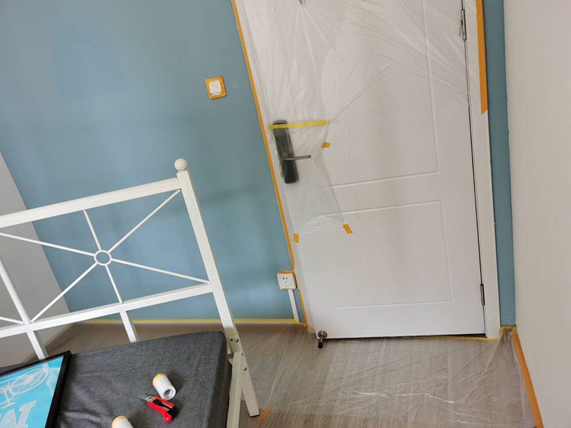 墻面換色家具保護:第一就是可以貼壁紙，只是反而可能會把墻弄得花里胡哨的；第二在漆上做一些簡單的線條或花紋，把粉色遮蓋住一些；第三就是只有鏟掉重新處理底子刷漆了，因為漆干后是一層膜。
在裝修開工前知道家具家電進場，都應當使用成品保護膜將入戶門進行包裹。
水電改造是基礎裝修，水電裝修的質量好壞，直接決定著后期的施工和使用。因此，在進行水電改造時，同樣需要做好成品保護工作。水電改造完成后，應當對各種管線進行規(guī)范的固定，以防脫落;對裸露的線頭要進行包裹，以防發(fā)生觸電的危險;做好地面裸線管的固定和保護，防止被踩