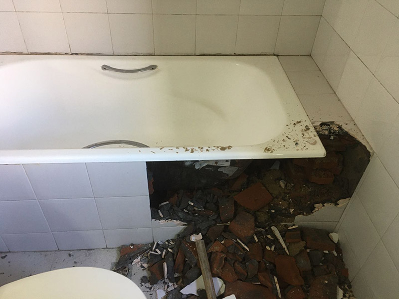 浴缸拆除防水案例：1.衛(wèi)生間地面先做找平。如果要更換衛(wèi)生間的地磚，在將原有地磚鑿去之后，一定要先用水泥砂漿將地面找平，然后再做防水處理。這樣可避免防水涂料因薄厚不均而造成滲漏。 2、接縫處要涂刷到位。衛(wèi)生間墻地面之間的接縫以及上下水管道與地面的接縫處，是最容易出現(xiàn)問題的地方。在施工中，一定要督促工人處理好這些邊角地方，將防水涂料涂抹&ldquo;到位&rdquo;。 3、墻面處理也很重要。在一般的衛(wèi)生間防水處理中，墻面上也要做大約30厘米高的防水涂料，以防積水滲透墻面。但如果是衛(wèi)生間的墻面是非承重的輕體墻，就要將整個墻面滿涂防水涂料。 4、防水實驗一定要做。在衛(wèi)生間施工完畢后，將衛(wèi)生間的所有下水堵住，并在門口砌一道25厘米高的&ldquo;坎&rdquo;，然后在衛(wèi)生間中灌入20厘米高的水。在24小時后，再檢查四周墻面和地面有無滲漏現(xiàn)象。這種24小時的防水實驗。