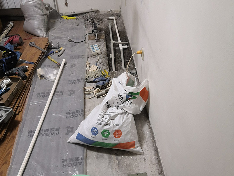 地板下水管漏水維修:關(guān)閉閥門，找出水管的位置走向，找到和主管連接的活接。埋在磚下的或是鐵管或熱熔管，一般鐵管出現(xiàn)漏水的情況多?？臻g不足，或采用明管影響美觀，通行及擺放物品時(shí)，就要除掉地磚重新?lián)Q管。先把地磚水管位置刨開，露出里面的管道。若是熱熔管，需要熱熔工具，可以找施工人員更換。水管更換完畢，一定要打開閥門試水。仔細(xì)觀察接頭處是否有滲漏滴水情況。 當(dāng)沒有滲水情況時(shí)，才可以重新鋪磚覆蓋。