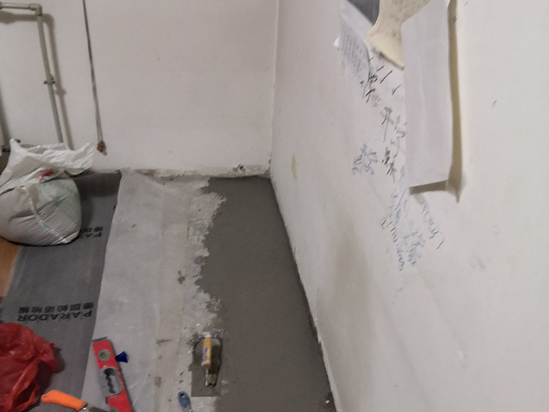 地板下水管漏水維修:關(guān)閉閥門，找出水管的位置走向，找到和主管連接的活接。埋在磚下的或是鐵管或熱熔管，一般鐵管出現(xiàn)漏水的情況多?？臻g不足，或采用明管影響美觀，通行及擺放物品時(shí)，就要除掉地磚重新?lián)Q管。先把地磚水管位置刨開，露出里面的管道。若是熱熔管，需要熱熔工具，可以找施工人員更換。水管更換完畢，一定要打開閥門試水。仔細(xì)觀察接頭處是否有滲漏滴水情況。 當(dāng)沒有滲水情況時(shí)，才可以重新鋪磚覆蓋。