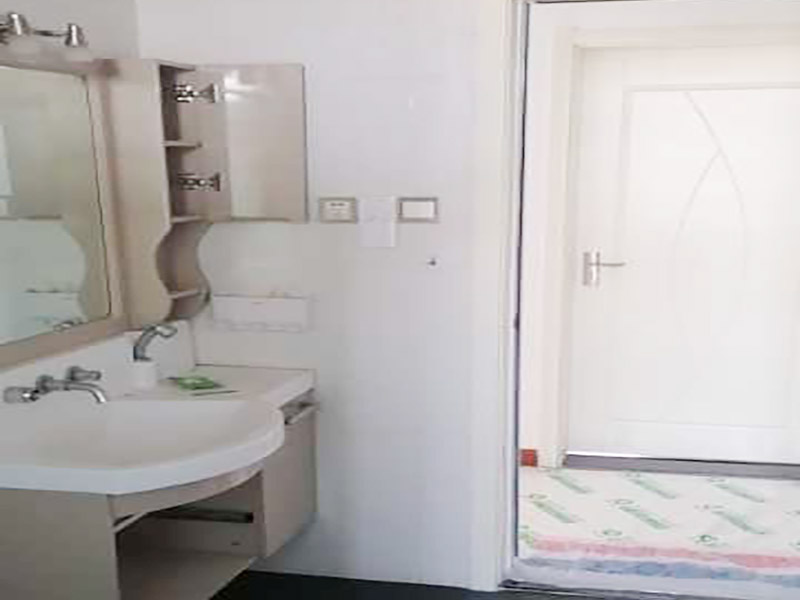 浴缸拆除改造維修:改造之前你需要將這些不滿意的地方進(jìn)行拆除，且拆除之后的垃圾也要及時(shí)清理，避免阻礙施工進(jìn)程。將不需要或是不滿意的地方進(jìn)行拆除后，留下的成品需要進(jìn)行施工保護(hù)，防止磕碰到，還可防止被上面的重物或是棱角碰壞。拆除工作還挺麻煩。把浴缸抬起后，側(cè)邊的紅磚也要用大錘敲干凈。敲完之后記得及時(shí)處理干凈地面的建筑垃圾。