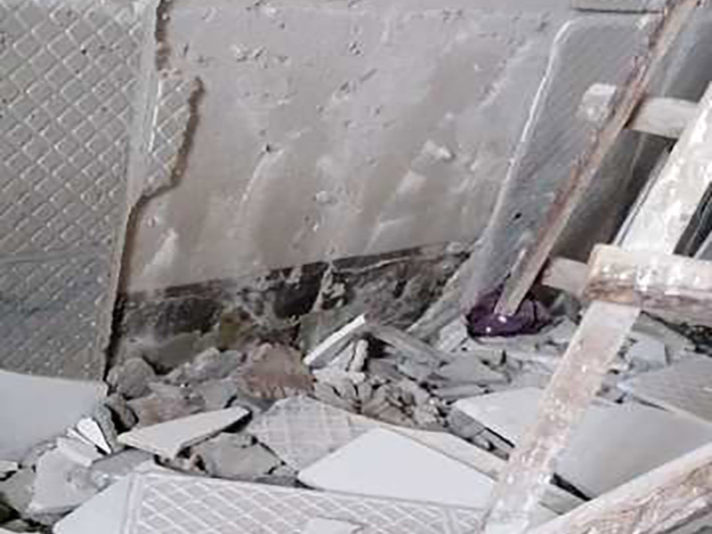 浴缸拆除改造維修:改造之前你需要將這些不滿意的地方進(jìn)行拆除，且拆除之后的垃圾也要及時(shí)清理，避免阻礙施工進(jìn)程。將不需要或是不滿意的地方進(jìn)行拆除后，留下的成品需要進(jìn)行施工保護(hù)，防止磕碰到，還可防止被上面的重物或是棱角碰壞。拆除工作還挺麻煩。把浴缸抬起后，側(cè)邊的紅磚也要用大錘敲干凈。敲完之后記得及時(shí)處理干凈地面的建筑垃圾。